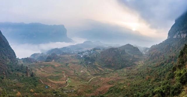 水城：枫染天门红胜火 布依古寨美如画