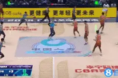 骚操作！孙铭徽反胯下运球骗过防守上篮得分图片