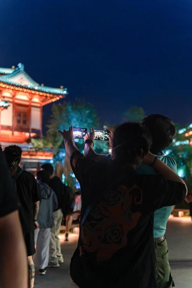 白天是南京，夜晚是金陵