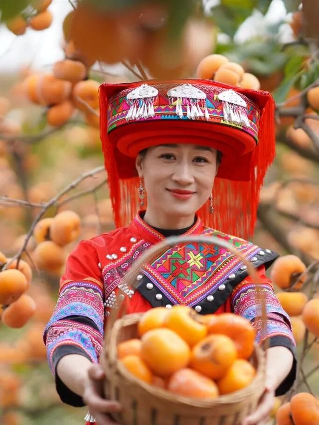 广西这座高铁站内，为啥众多旅客手拿树枝?