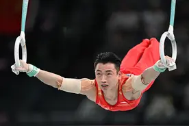 中国体操男团遗憾摘银，赛后中国记者没有忍心提问失误的苏炜德图片