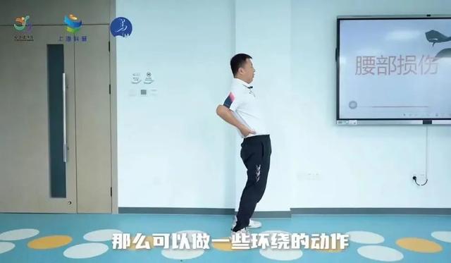 腰痛怎么办？试试这几个腰部拉伸动作丨春节健身处方