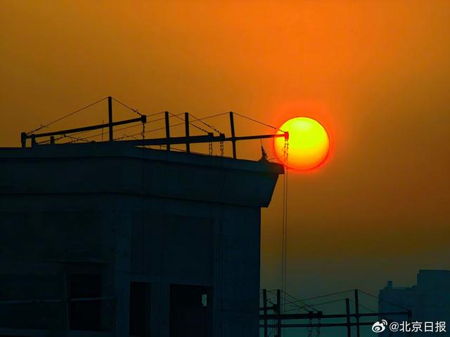 绝美夕阳！北京玉渊潭公园现“金光穿洞”