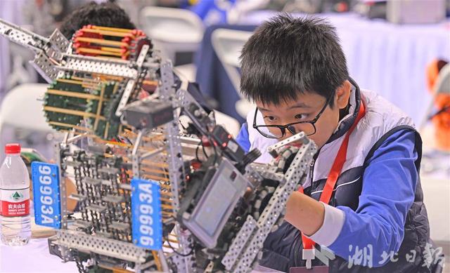 万名科技少年逐梦“机器人奥运会” 2025世界机器人大赛宜昌锦标赛开幕