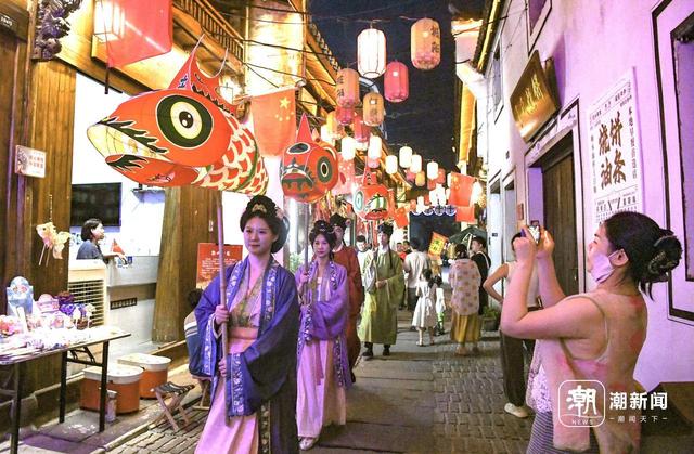 国庆夜游新体验，金华古街鱼灯巡游靓