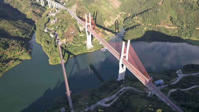 贵州册亨：碧水映双桥 夏日江景美