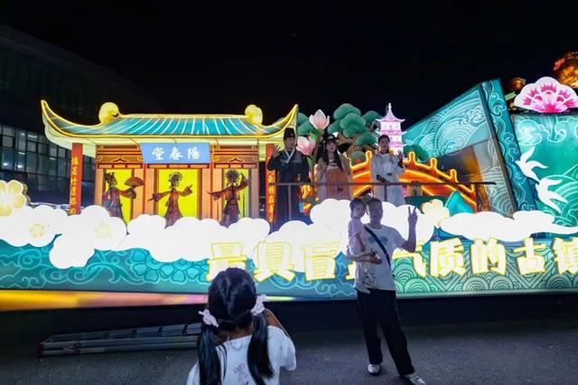 25辆花车点亮茸城夜！“泗泾有戏号”盲盒设计太惊艳，“秋季寻根十八游”+百万消费券等你来