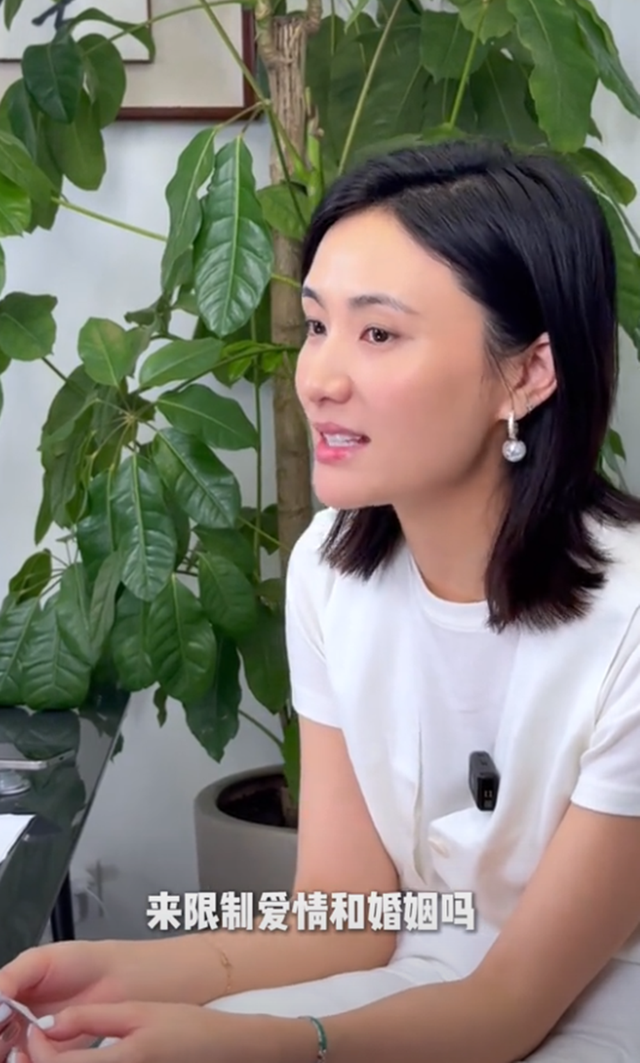 54岁演员李亚鹏官宣离婚：早些时候已经办理了离婚手续，孩子跟随母亲生活，由双方共同抚养