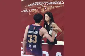 眼中只有你！吴前妻子带儿子观战：天冷了 来稠州主场暖你一整年图片