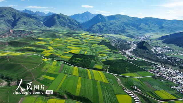 青海祁连：卓尔山风景壮美