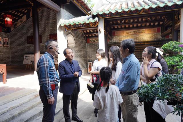 这堂“深圳历史课”不在教室！尹昌龙街头开讲，深圳读书月首场走读活动圈粉无数