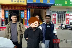 假装看球，男子在球场边偷窃两部手机被抓图片