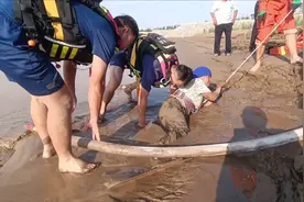 济南：8旬老人深陷淤泥无法脱身 消防员徒手挖泥救援图片