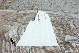 酷夏造雪！天太热达古冰川盖被了图片