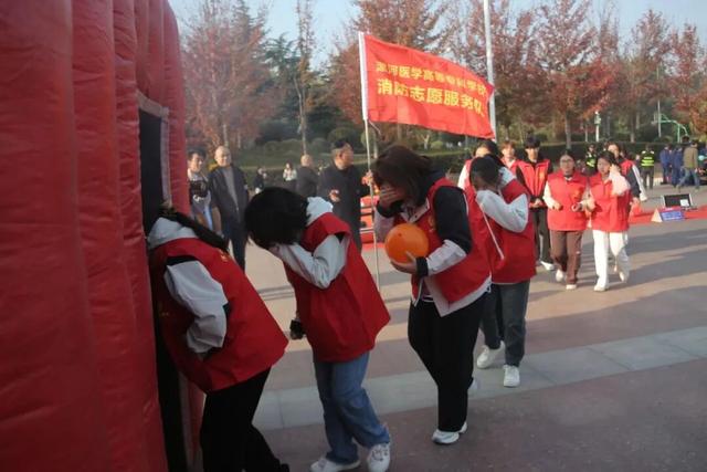 漯河人明天冲！消防小熊限量派送，就在东外滩！打卡集赞，转盘抽奖还能把更多礼品抱回家！