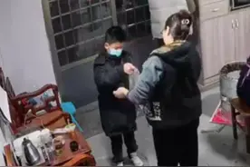 远嫁云南女子提前带孩子回广西娘家过年，7岁外孙假扮顾客买东西，二老认出后瞬间泪目图片
