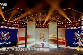 面对敌人工事喷射的火舌，他用身体固定炮架，发出胜利的一炮……图片