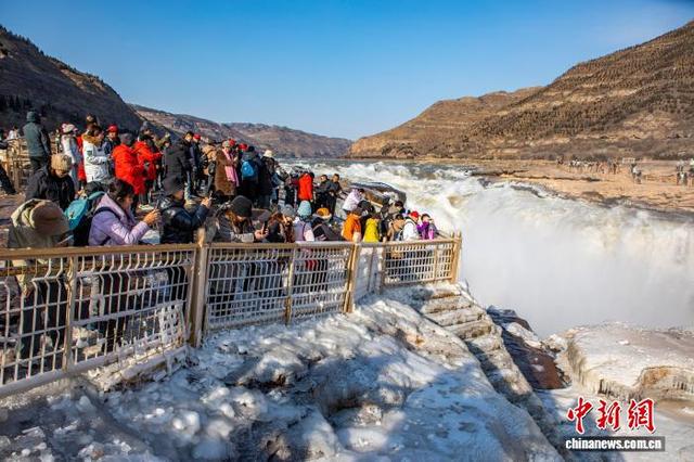 坐着高铁“回延安” 西延高铁旅游团抵达陕西黄河壶口瀑布