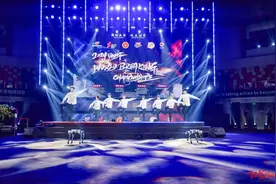 会跳舞的机器狗和它的“成都造”机器人朋友，闪耀世界霹雳舞锦标赛舞台图片