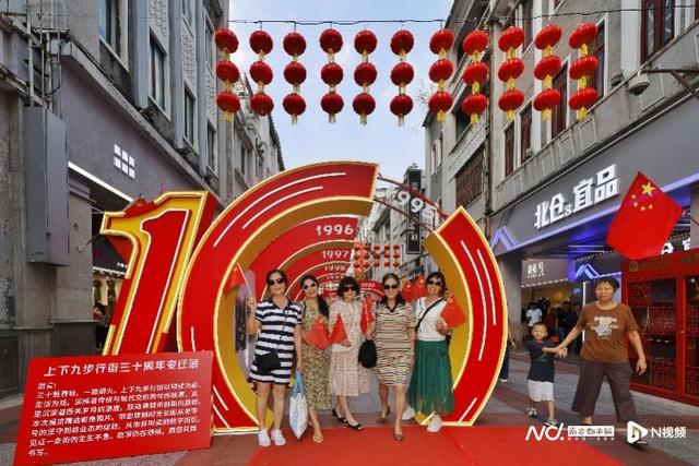 国庆长假首日，广州阳光明媚，城市打卡点人头攒动