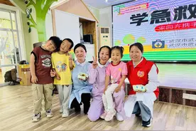 幼儿园萌娃亲手采摘枇杷，大声对“平凡人”表白图片