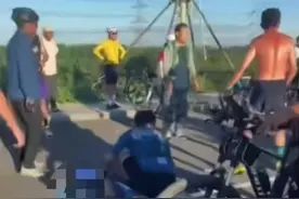 热闻|痛心！男孩随父骑行摔下车遭碾压，媒体：交通规则不是摆设图片