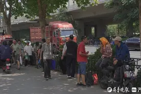 高温天里“趴活人”：天热不怕，怕的是没活图片