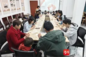 巧手制灯，点亮童心！常熟市沙家浜镇芦荡社区开展羊毛毡手工灯制作活动图片