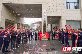兴湘集团所属省内首家制式服装展厅揭牌运营图片