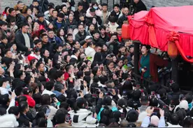 一声“宝贝儿”，泼天富贵给了这座城图片