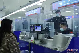 广西龙邦边检站坚守口岸一线 力保通关顺畅图片