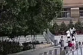 “鞋也丢了，包也丢了，还好嫌疑人没跑丢”图片