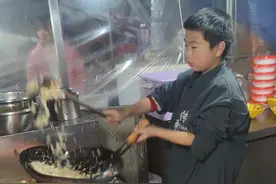 11岁“小孩哥”学炒饭帮爸爸减负，长大要当宇航员图片