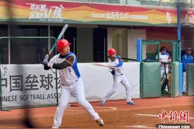 长三角近百名台商台胞切磋球技 享受慢速垒球魅力图片