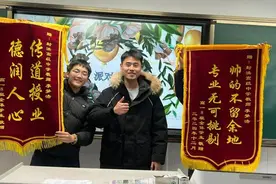 学期末，学生给班主任开了一堂班会课，“00后老班”感动得抹眼泪图片