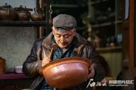 图片故事丨古城老铜匠敲出幸福生活图片
