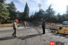 水管冻裂路面大幅积水，南京江北新区执法部门高效处置图片