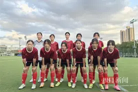 王霜的学妹再现“铿锵玫瑰”，吴家山中学女足六夺省市双冠图片