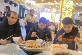 滞留旅客在湖南慈利10人一桌免费吃席，店方：一中午供应69桌，当地政府买单图片