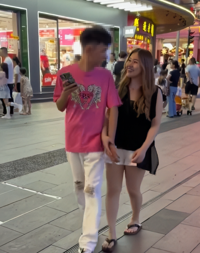 外国网红在中国街头栽赃路人