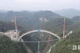 瓮马铁路板布河大桥合龙图片