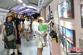 成都立秋后高温持续 民众进入防空洞纳凉图片