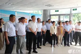 泰安市总工会学习贯彻省工会第十六次代表大会精神座谈会与会领导观摩泰山数字经济工匠学院图片