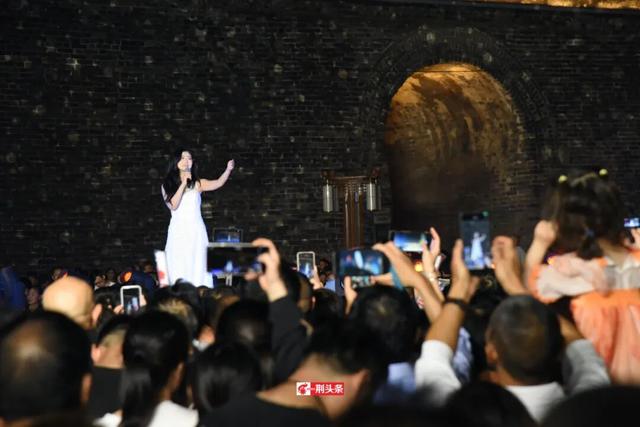 城墙上都是人！荆州这场歌会太燃了～