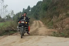 两县间400米“断头路”打不通 病人爬过泥巴路才上救护车图片