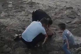 点赞！50岁大叔跳江救起7岁坠江男孩，获天天正能量奖励1万元图片