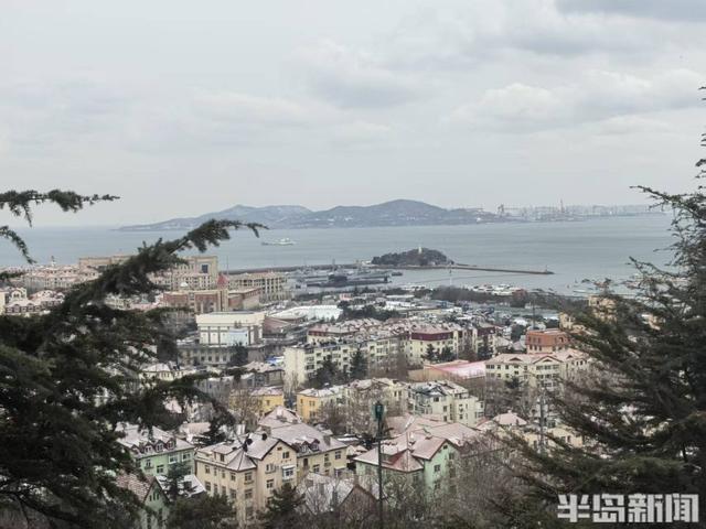 红瓦绿树，白雪皑皑