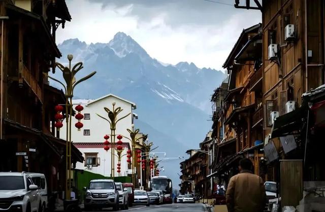 泸石高速49公里段即将通车，一路畅游冰川云海、古镇秘境