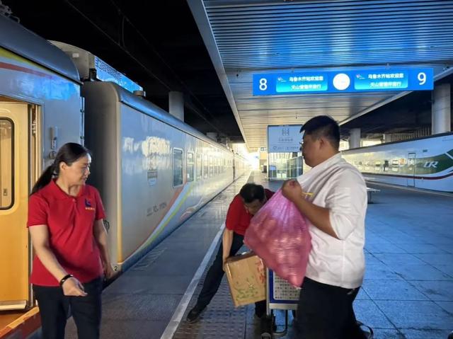特色旅游列车上吃点啥？网友：点菜还是自助？