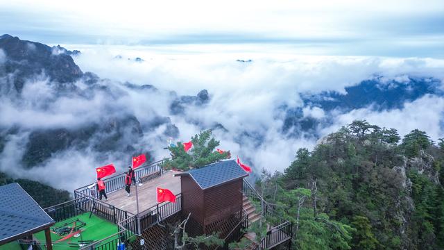 南阳西峡老界岭景区：巨幅五星红旗“染红”中原最高峰